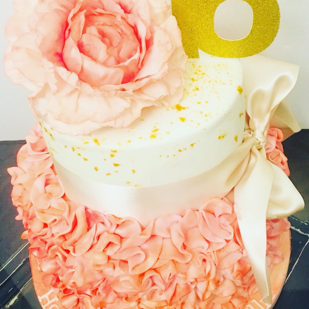 misselliesofcov's tweet photo. Finished ! Beautiful ruffle and sugar peony cake ,all gluten free too !#coventrycakes #cakedecorating #earlsdoncakemaker #sugarcraft https://t.co/rlbUEXsbzb