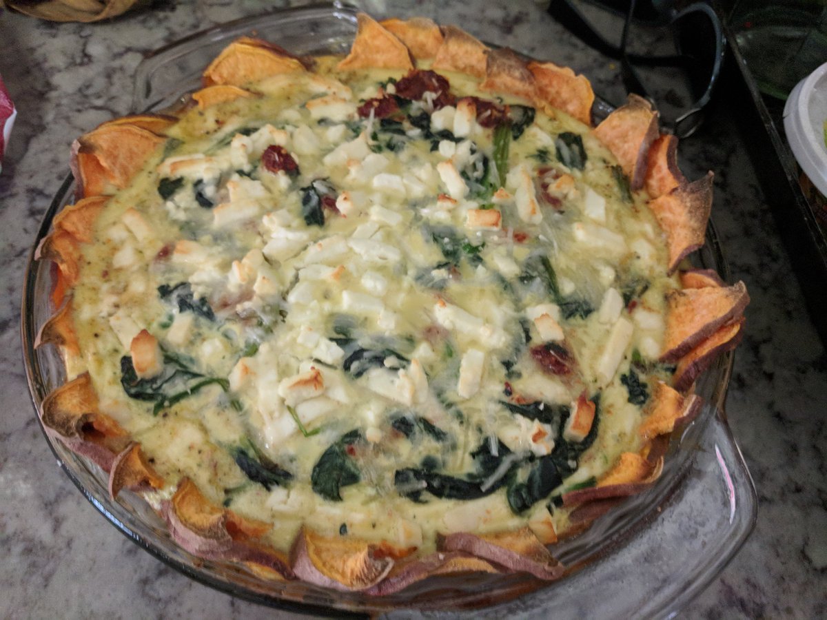 Imaginarykitchn's tweet photo. Sun dried tomato quiche with sweet potato crust, miso butter radish, and maple bourbon carrots with pistachio.
#imaginarykitchen https://t.co/efsYXRSW6B