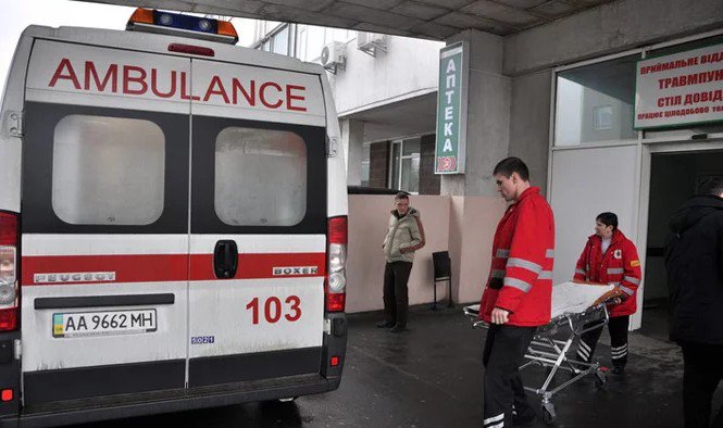 ClickUa's tweet image. Во время матча Премьер-лиги умер болельщик: что случилось dlvr.it/QN4tW2