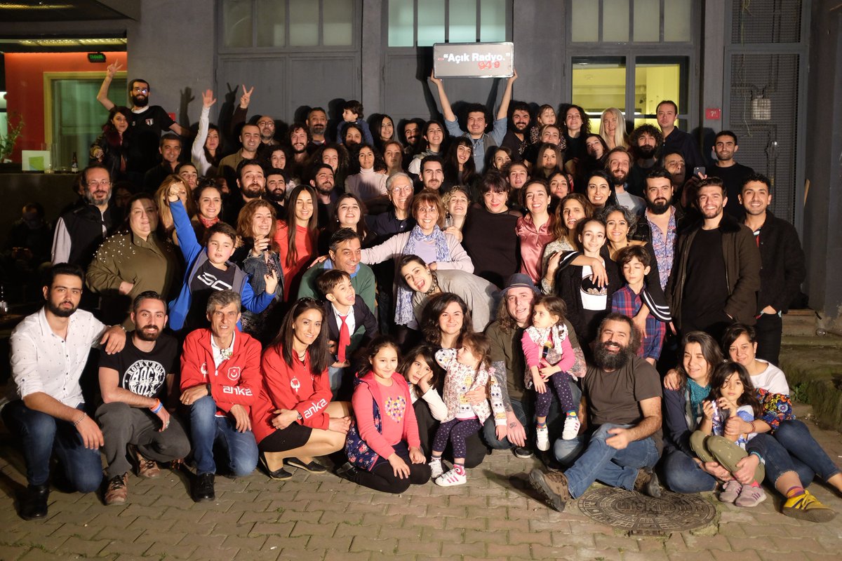 acikradyo's tweet image. 24 Mart Cumartesi sabahı başlayan ve 9 gün boyunca devam eden 15. Açık Radyo Dinleyici Destek Özel Yayını sona erdi. 2427 kişiyiz! Bu 9 gün boyunca yayında bizimle olan ve yayında emeği geçen herkese teşekkür ederiz. bit.ly/2GKoSck