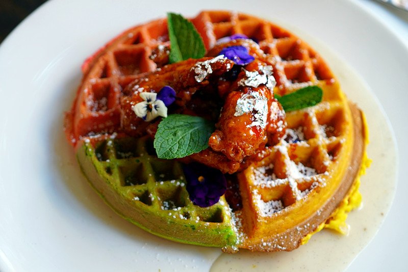 FreebiesUs_'s tweet image. Masala Fried Chicken &amp;amp; Technicolor Waffles @babujinyc 
Location: 22 E 13th Street, NYC
Served contemporary Indian food and cocktails
#babujinyc #waffles #HappyEaster #EasterSunday #colorful #nycfood #eatingnyc #foodporn #foodpic #friedchicken #brunch #NewYorkCity