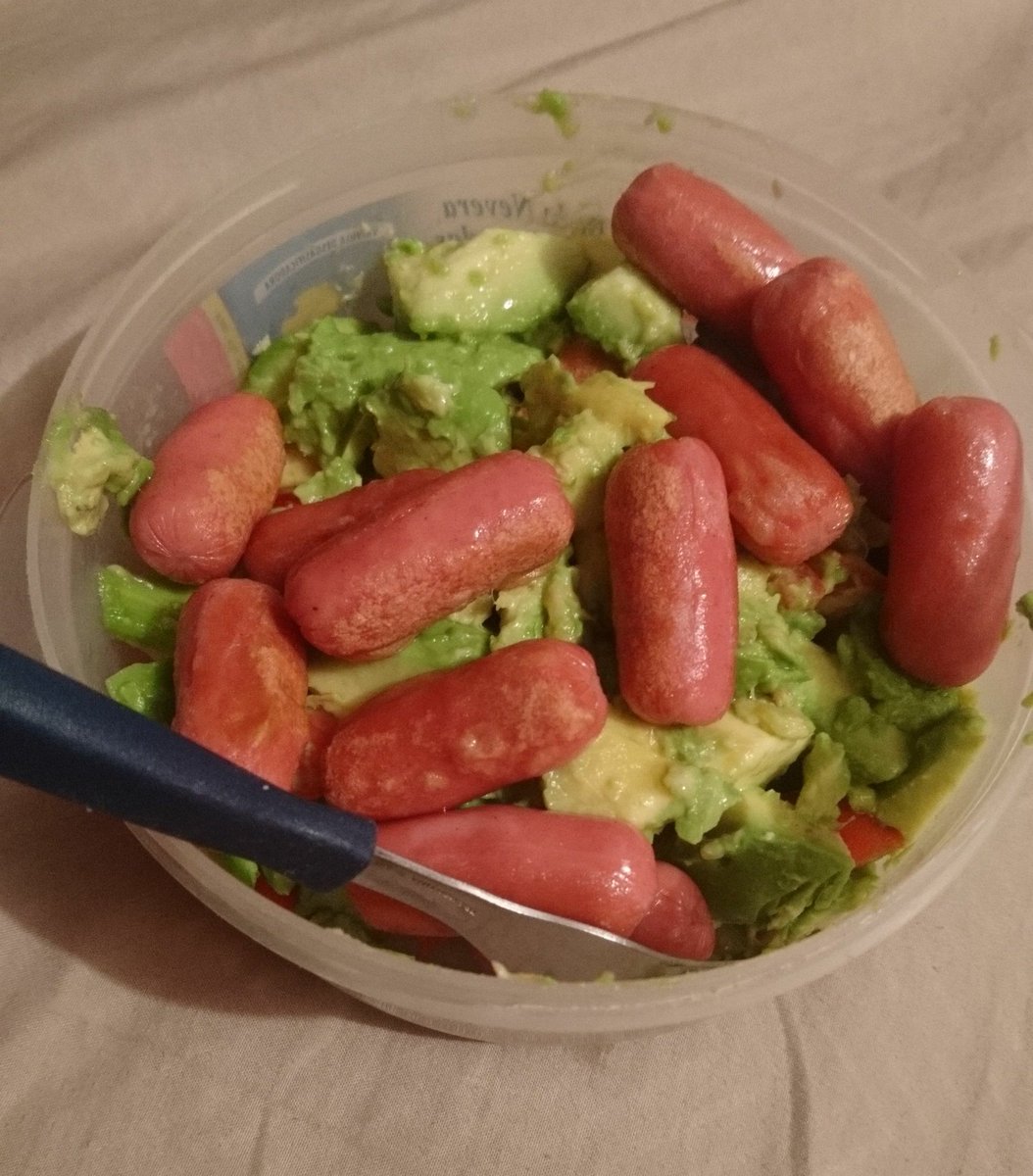 kekemar's tweet photo. Como cuando no dejas que preparen el guacamole para tragarte todos los aguacates. Jajajajajajajajajaja. Lo siento mis queridos #YoNuncaTeam https://t.co/UOoRXQM8JU