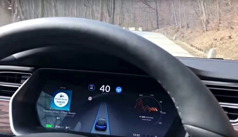 Teslarati's tweet image. Tesla Model S navigates one of Vienna’s ‘crappiest’ roads on Autopilot teslarati.com/tesla-model-s-…