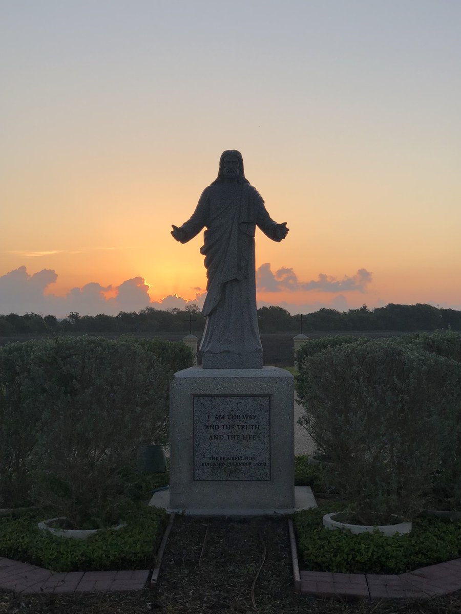 onegroovynun's tweet photo. Ere the Son rises...truly He is risen. 
Happy Easter y’all! 
The best is yet to come 🙏🏻
#EasterSunday #ResurrectionSunday https://t.co/zmYb2JoXvo