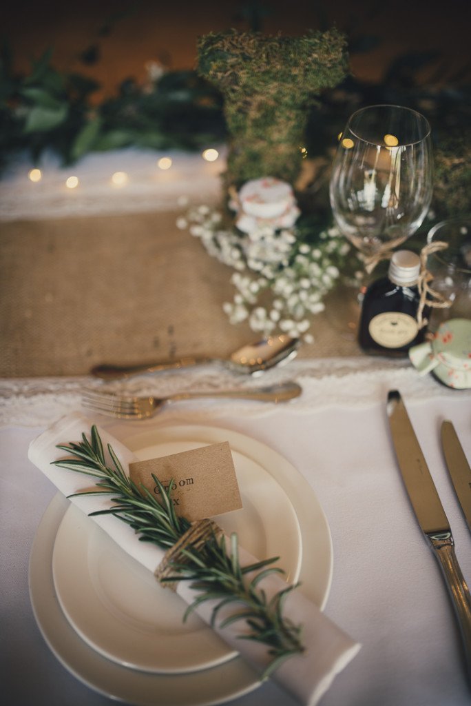 🌿 S P R I G 🌿 A simple finishing touch to your #rusticwedding decor but so effective 💫
📷 <a href="/DearestLoveInfo/">DearestLovePhoto</a>  #realwedding #rusticdecor
bit.ly/2qRvIkL