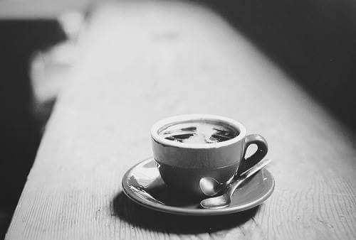 هذا المساء يحتاج لفنجان قهوة بحجم الوطن و الكثير من التبغ
 كي اعيد ترتيب افكاري في رفوف الذكريات ...!