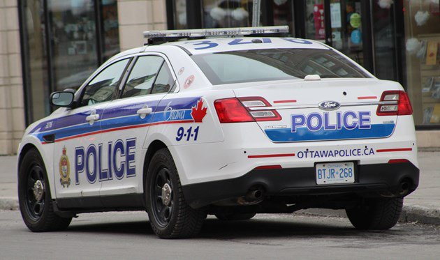 Man charged, police say 24-year-old Matthew Mutter was brandishing replica gun. #ottnews  ottawamatters.com/local-news/man… https://t.co/JfimGKkSdQ