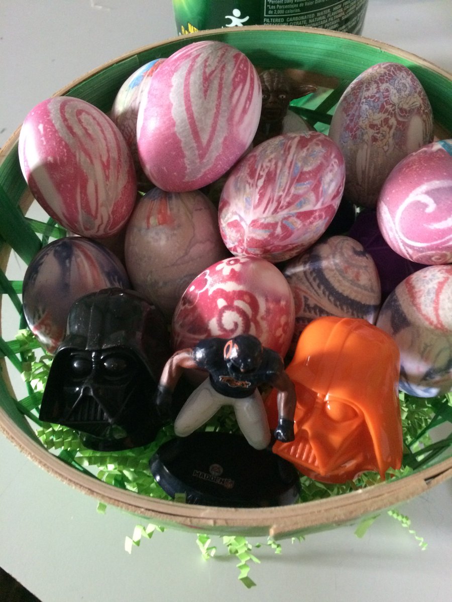 StayclassySDCC's tweet photo. 14/18 Show off your work! I've had the same green basket and #EasterGrass for 10 years. Every year I look forward to this moment! https://t.co/5qQ5RnHeMT