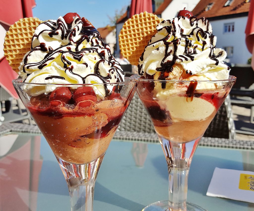 Rebhiyan's tweet photo. Liaaaaaaa, selamat ulang tahun.
Hadiah dari aku, diterima ya!

( ps. ice cream nya di makan pas siang siang aja ) https://t.co/JfQoCarNlC