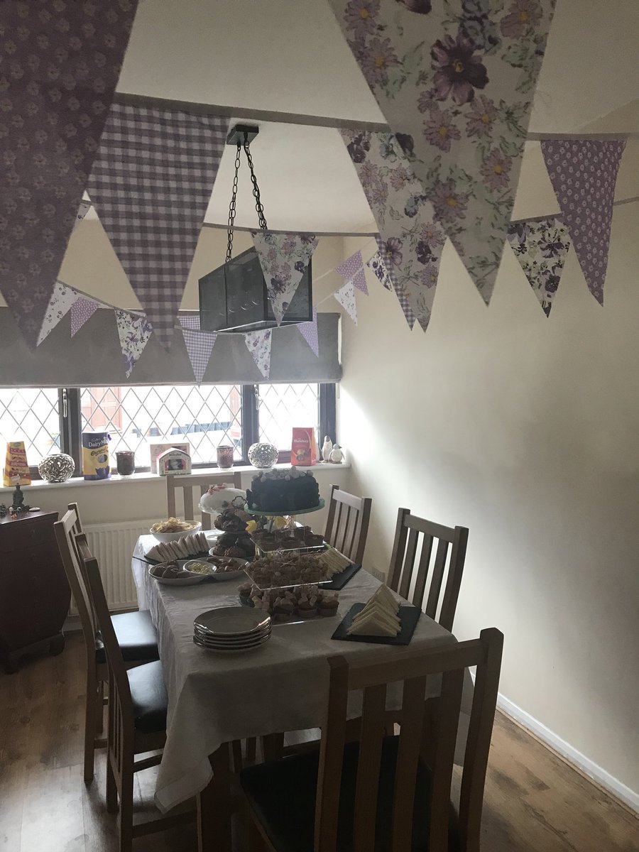 claire_lou09's tweet photo. Fabulous Easter Sunday afternoon tea #family #toomanycakes https://t.co/KO1wubVRwz