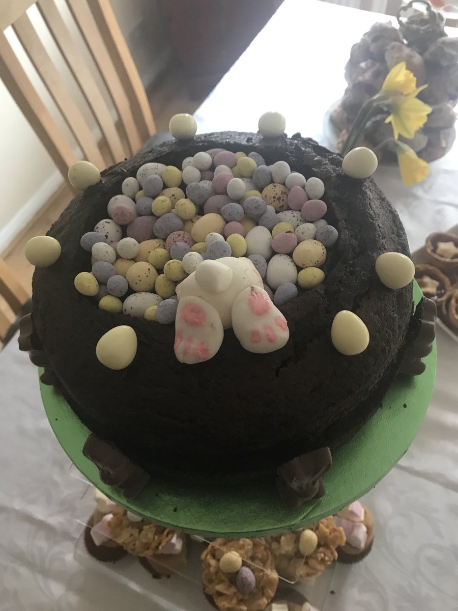 claire_lou09's tweet photo. Fabulous Easter Sunday afternoon tea #family #toomanycakes https://t.co/KO1wubVRwz