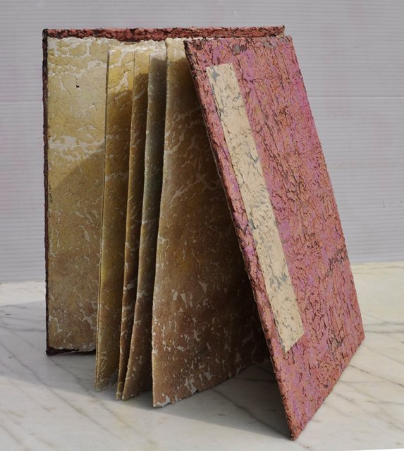 hsp6605's tweet photo. 17-3    47.5*60.5*4cm   handmie paper  wooden panels  water based pigments  2017 https://t.co/K18aGndaZN