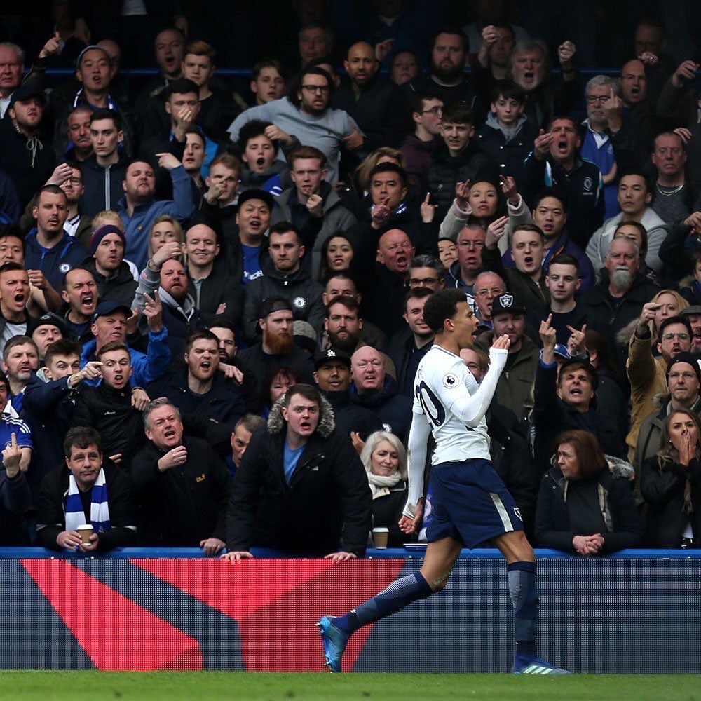 FootballCliches's tweet image. Wanker signs: 4
Middle fingers: 10 (including an ice-cold double from the lady)
The oddly out-of-favour V-signs: 2