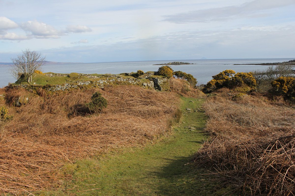 ExploreKintyre's tweet photo. Some more photos from today, this time at Kildonan Dun. You can park your car at Ballochgair and access the Dun through a gate and path. https://t.co/W8O51WLPxr
