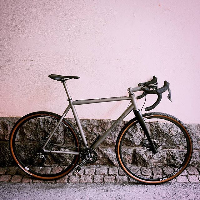 PistaCycling's tweet photo. Testing gravel kings under Moots again for the summer (soon here).
#bikestagram #bikelife #cyclocrossbike #cyclocrossbikes #gravelroad #gravelgrinder #gravelbike #outsideisfree #bike #cyclingporn #commute #bikeexploration #bikespiration #cyclocross #stra… https://t.co/dfG8C5ScmR https://t.co/CrjAXgNN7K