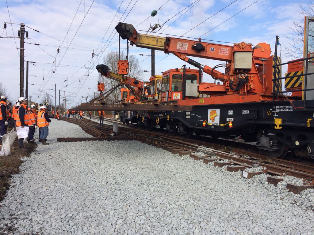 JoyauxOlivier's tweet photo. Travaux de remplacement de 4 aiguillages et 1000m de voie à creil sur la @LigneH_SNCF avec la @EquipePN @SNCFReseau https://t.co/NO7B9r7Igb