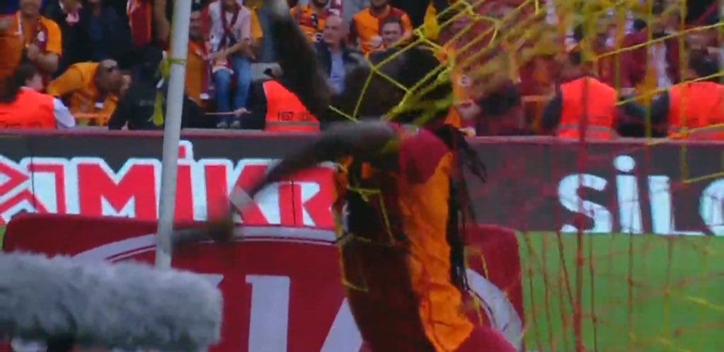 Gomis golden sonra “Ağlara takılıp can cekişen balık” şeklinde betimlediği bir gol sevinci icra etti. Sevenleri bu coşkuya eşlik etti.