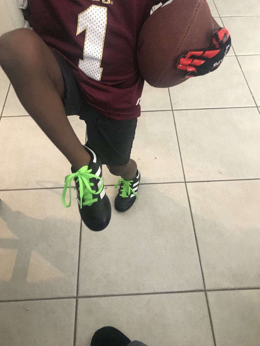 biggamejames36's tweet photo. Itโs hard not to choke up when your Jit watching film with you then he ask to go outside. He thinks he can do that. @treyjay36 ainโt gotta be me but i still like the desire. Jit wanna be a part of @FSUFootball @FSU_Recruiting #Tribe32 #DoSomething https://t.co/VKrs38whVa