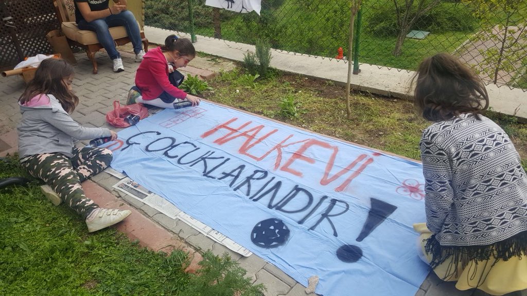 Ankara Valiliği, bugün Batıkent, Keçiören ve Seyran Umut Halkevi şubelerini ve Mamak’ta bulunan Ethem Sarısülük Kütüphanesi’ni “izinsiz eğitim öğretim faaliyeti yapmak” bahanesiyle mühürledi.

Tarikatları denetlemeyenler Halkevine  saldırıyor! 

Halkevi Çocuklarındır!