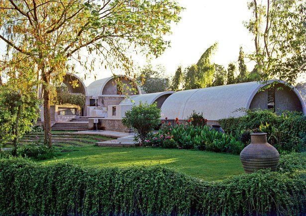 Estas son las mejores obras de #BalkrishnaDoshi ganador del <a href="/PritzkerPrize/">Pritzker Prize</a> 2018 buff.ly/2pVt9PO buff.ly/2EaJaqa