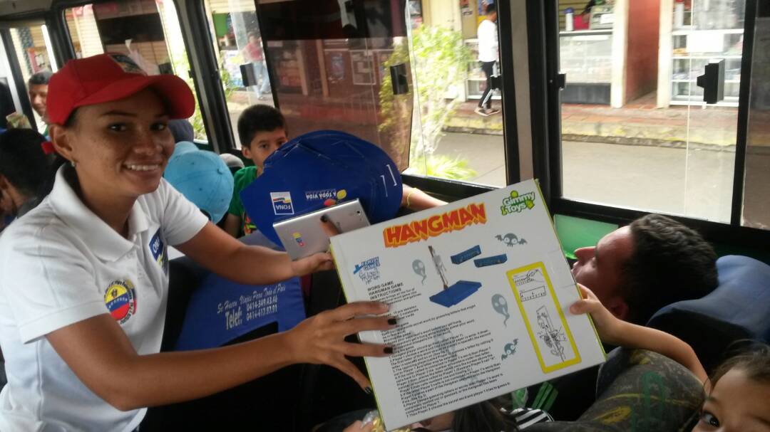 ONAFalcon's tweet photo. Con el mensaje preventivo la @ONAoficial entregó souvenires junto a la @GNB_Pueblo el #CZGNB13 la @DPDPrevencion y el #171Falcon en el terminal de pasajeros Polica Salas en Coro @NestorReverol @PalenciaEndes @ppgrillo66 @vclarkb @GBJoseCastilloG @ZodiFalcon https://t.co/9YH16l9CbQ