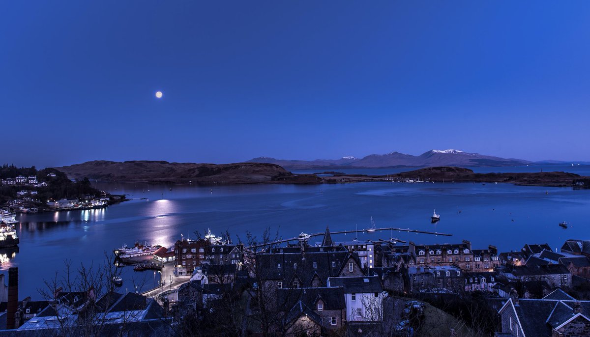 EdgingtonNick's tweet photo. As the full moon began to set this morning, at the same time the sun was on the rise, it cast a brilliant light across the Little Bay #Oban @TheObanInn #StormHour #fullmoon #EasterSunday #LoveScotland #VisitScotland https://t.co/4DMi6W20eP