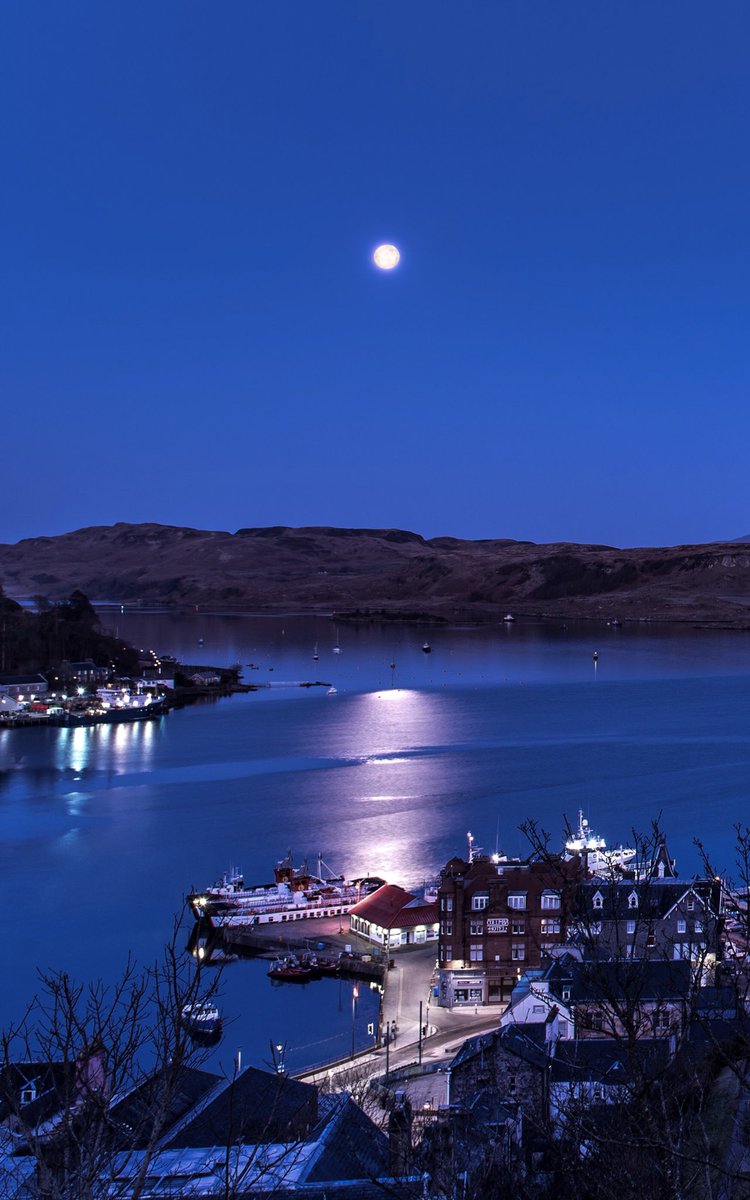 EdgingtonNick's tweet photo. As the full moon began to set this morning, at the same time the sun was on the rise, it cast a brilliant light across the Little Bay #Oban @TheObanInn #StormHour #fullmoon #EasterSunday #LoveScotland #VisitScotland https://t.co/4DMi6W20eP