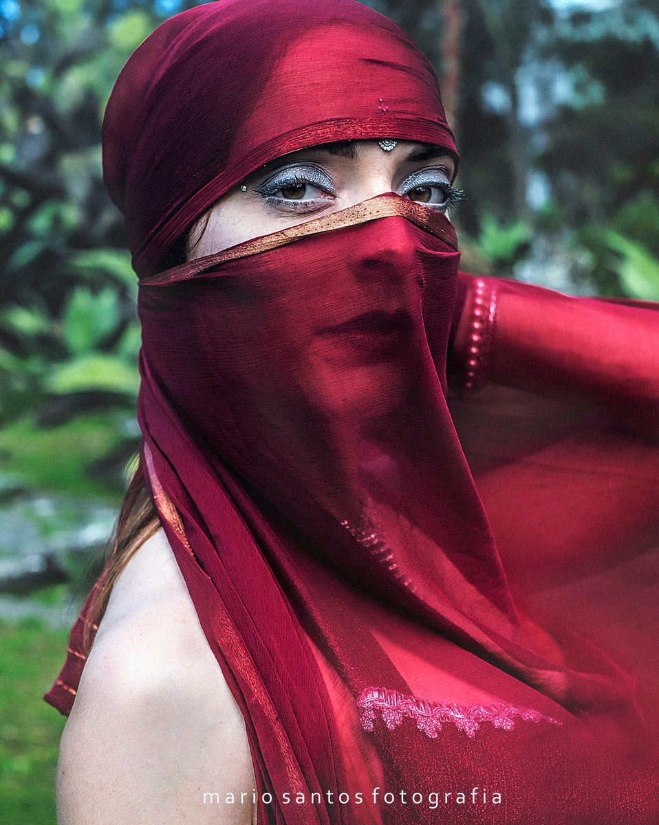 diana_therose's tweet photo. #Model:#DianaRosa
#Photography:#MárioSantos
Production: A Vida Através da Lente

#modeling #photoshoot #portrait #headshot #woman #redveil #bellydancer #exoticlook #bindi #eyemakeup #sensuous #mysterious #mysteriouswoman #mysteriouslook #glamourous #dancer #exoticdancer #silkveil https://t.co/zhyE07H8Iw