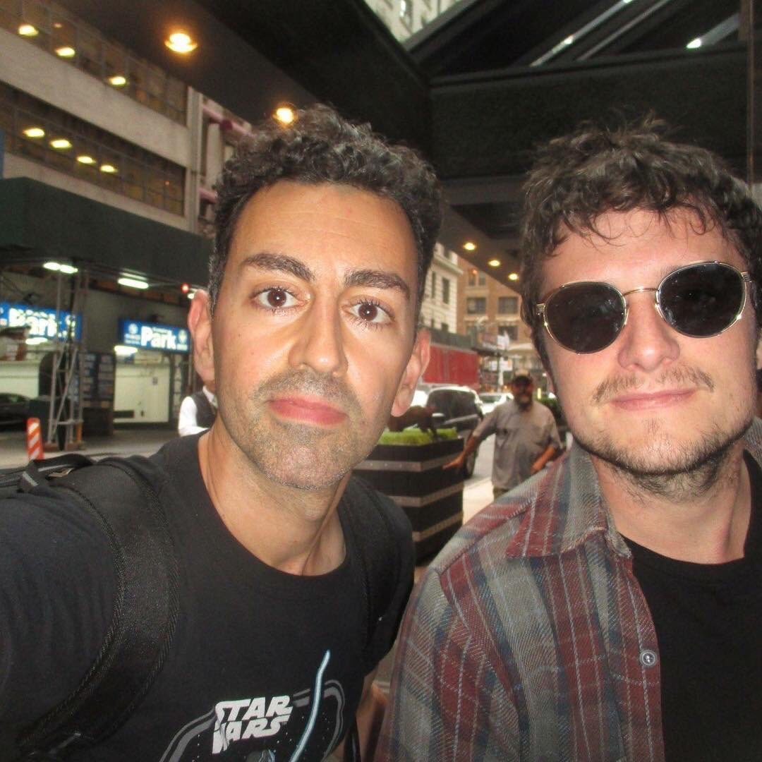 Nuevas fotos antiguas de Josh Hutcherson junto a un fan.