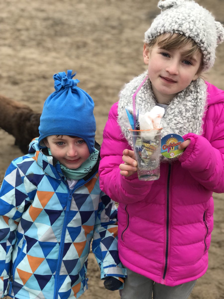 Lovely afternoon with family on the beach. The kiddywinks were determined to do a #2minutebeachclean as @Barrybados was very busy. @PrideInBarry @2minbeachclean @_BARRYISLAND_ @VOGCouncil @Osheascafe @Marcos_Cafe_ @thepiccolobar @Bar_Enzo_Barry @bay5coffee @CoffeeCoastal