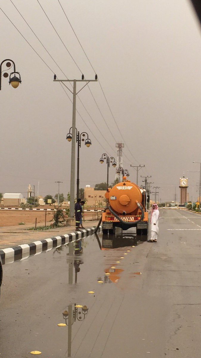 albotain's tweet photo. #بلدية_البطين تكثف فرق الطوارئ والأمن على مواقع تجمع مياه السيول وتأكد من عمل شبكة التصريف وسحب تجمعات المياه https://t.co/clFaIKIXe4