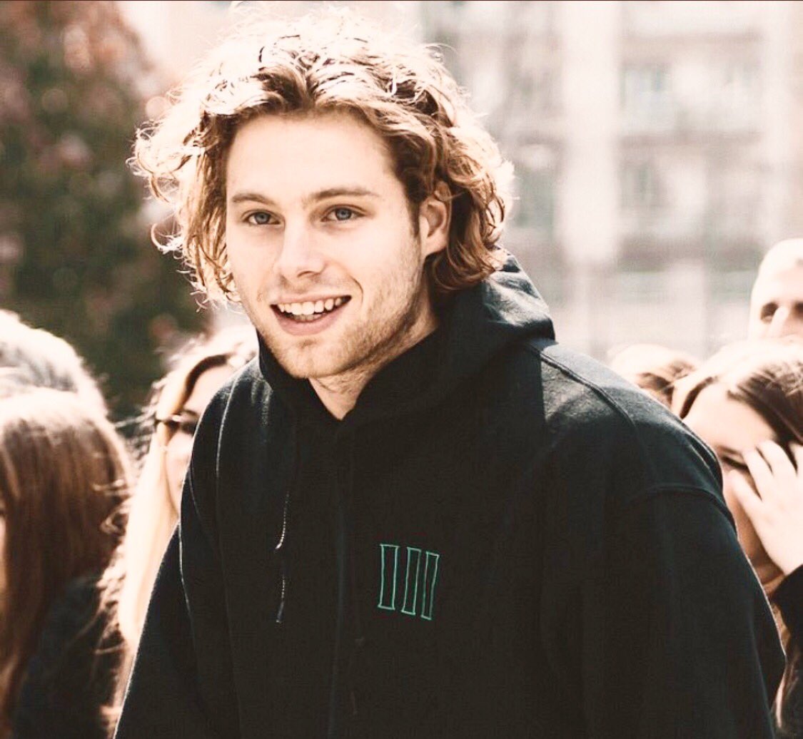 rosexformikey's tweet image. ℓιgнт ιи уσυя єуєѕ αи∂ тнє ɖąཞƙ ıŋ ყơųཞ ɧɛąཞɬ //
@5SOS @Luke5SOS #5sosedit #edits #lukehemmings