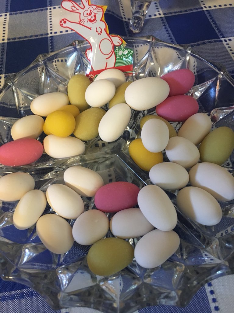 LucyMortgagePro's tweet photo. It’s not Easter lunch at my moms until we have some #Jordanalmonds https://t.co/lGsiM8Hext