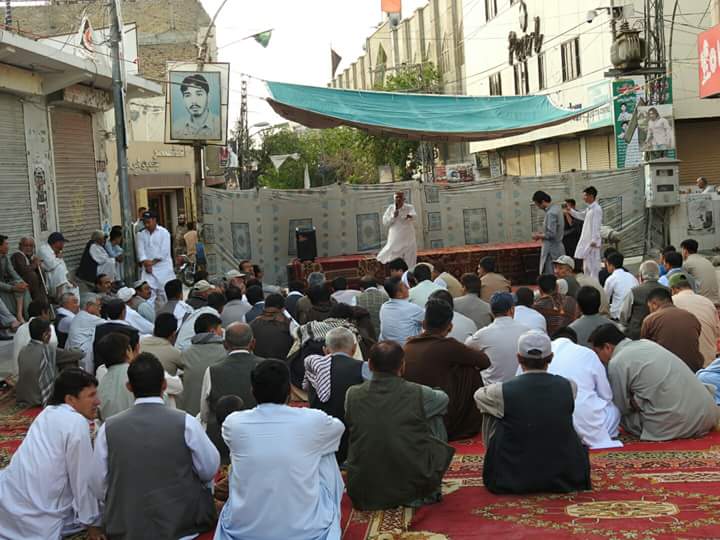 HRKhoja's tweet photo. کوئٹہ: آج صبح قندہاری بازار میں دہشتگردوں کی پیلی ٹیکسی پر فائرنگ سے ناخوشگوار واقعے کے خلاف علمدار روڈ "چوک شہداء" پر عوام کی طرف سے دھرنا جاری۔
 #QuettaDharna
#HazaraGenocide
#ShiaGenocide
#AskGHQ
#ISIisResponsibleForTerrorism

@MJibranNasir 
@bilalfqi
@srashidrizvi https://t.co/2PlfEvhSis