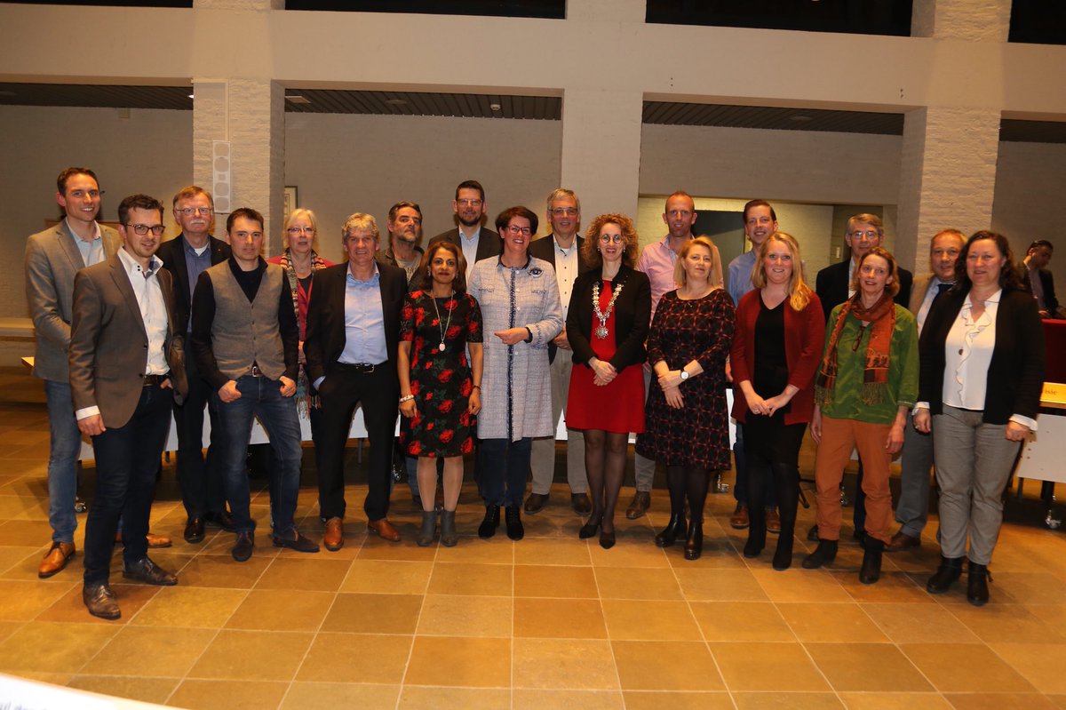 Donderdagavond was de installatie van de nieuwe gemeenteraad. Vooraf onder andere stilgestaan bij het begrip democratie, integriteit, investeren in onderlinge relaties en betekenis van ambtseed of ambtsbelofte. 
Allemaal van harte gefeliciteerd en veel wijsheid en succes gewenst!