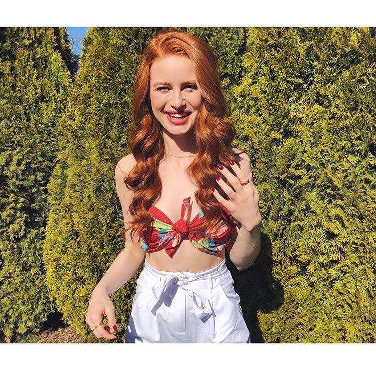 JaxGroen's tweet photo. What you don’t see is my dad in a matching outfit behind the camera 😂 happy easter 🐰🌸🐣 https://t.co/vjdVRknpWk