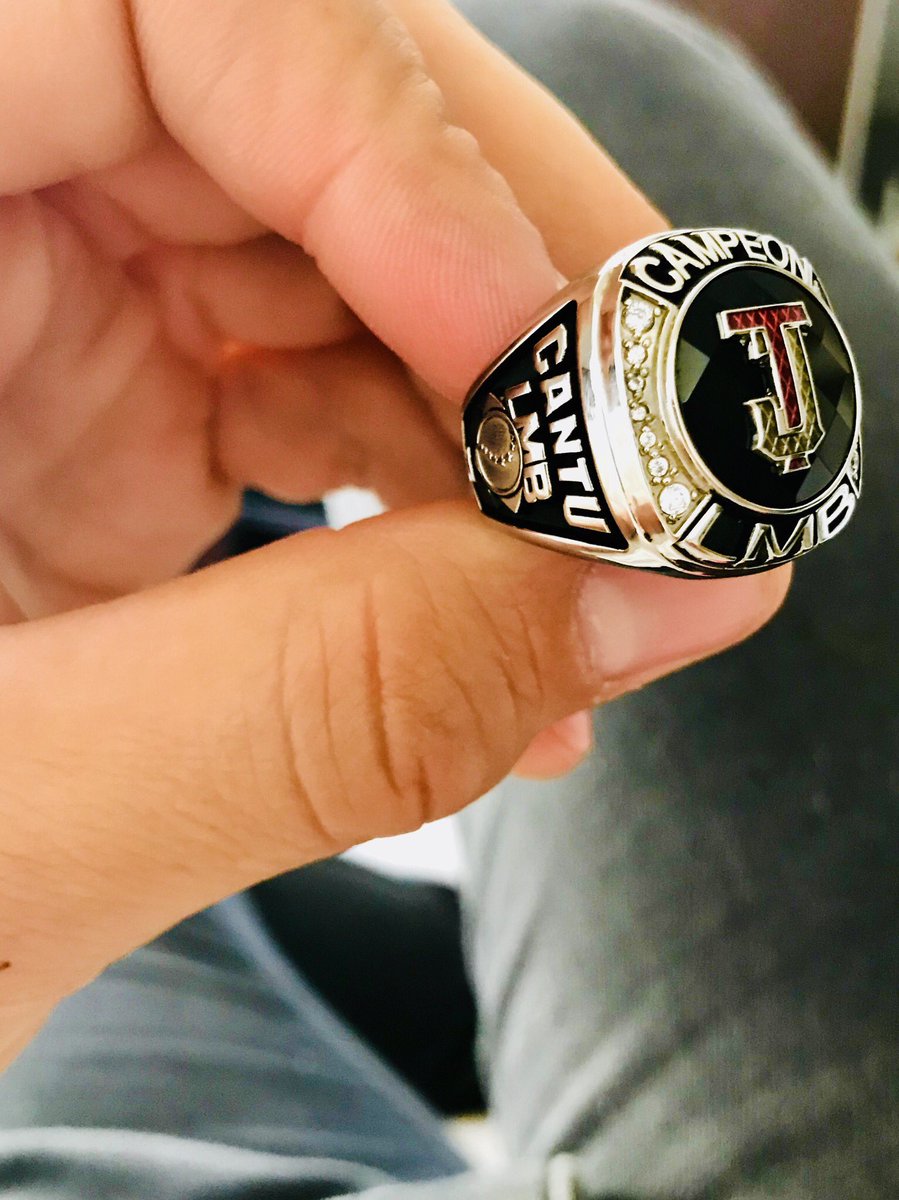 jorge_cantu3's tweet photo. Noche de campeones con mi campeona @cynthia_uriastv !!! @TorosDeTijuana #campeones2017 🏆💍🐃⚾️ https://t.co/QXWvLkrqtJ