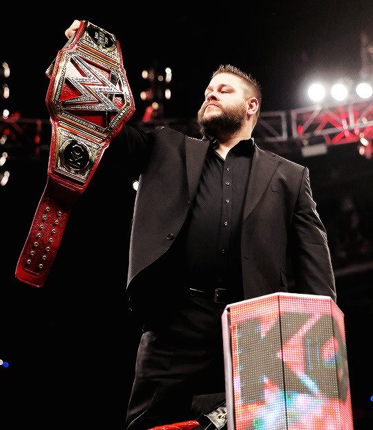 KOMANIABABY's tweet photo. I know its gonna change at mania , But as of right now , let's take a moment to appreciate the ONLY full time universal champion. https://t.co/Xwn7Aspoqu