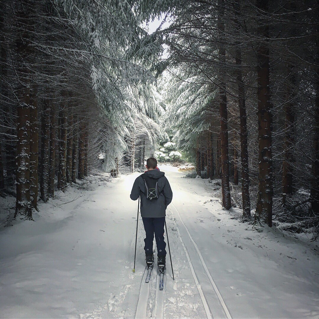 AlexStanden23's tweet photo. Always fun to ski at home in scotland especially when you spend the day helping some young future coaches! One more step towards achieving their @Snowsport_Scot coaching badges. https://t.co/vknNTME1ck