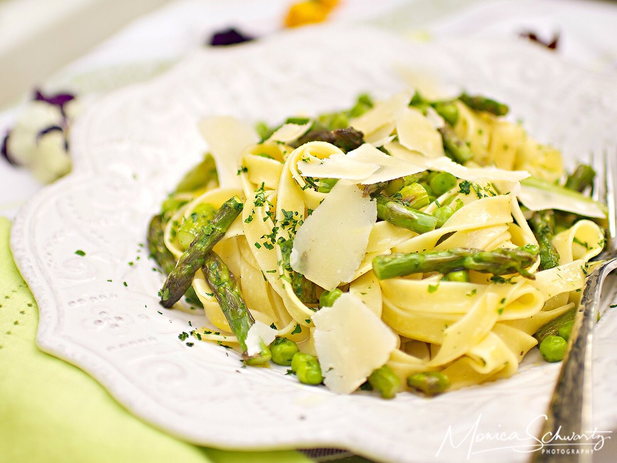 LifeOutOfBounds's tweet photo. Tagliatelle with asparagus and peas, perfect for the season, delicious and easy to make. #Recipe at: https://t.co/n8pSQz9011 #italianfood https://t.co/Ut65zJXIXW