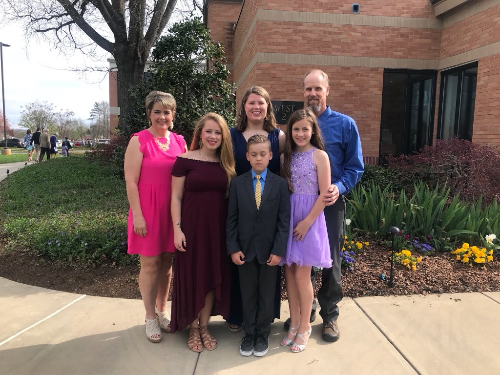 abby_mink's tweet photo. When Jake can’t look normal in the family photos https://t.co/bkzmjPGOJs