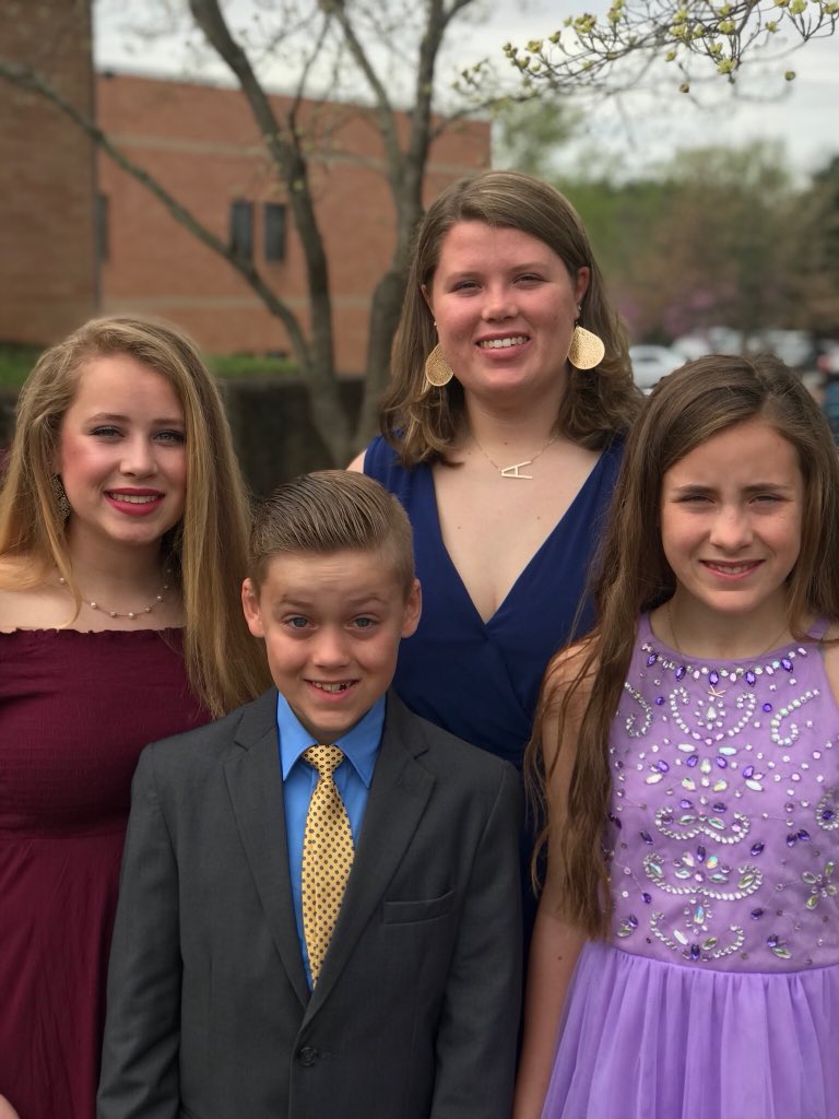 abby_mink's tweet photo. When Jake can’t look normal in the family photos https://t.co/bkzmjPGOJs