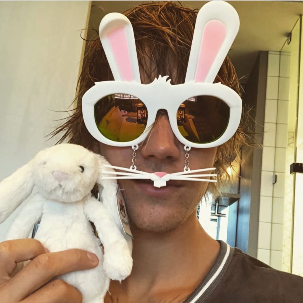 Justin Bieber via Instagram: "Lembra quando eu disse que a páscoa não é sobre coelhos... Bem eu menti". 😂