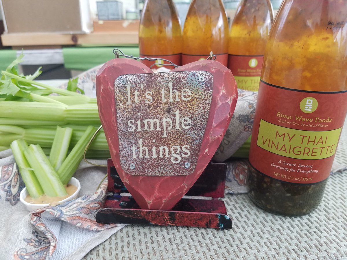 RiverWaveFoodie's tweet photo. Farmer's Market celery with River Wave Foods peanut sauce..YUM #peanutbutter #healthylifestyle https://t.co/6qHdtizfJO