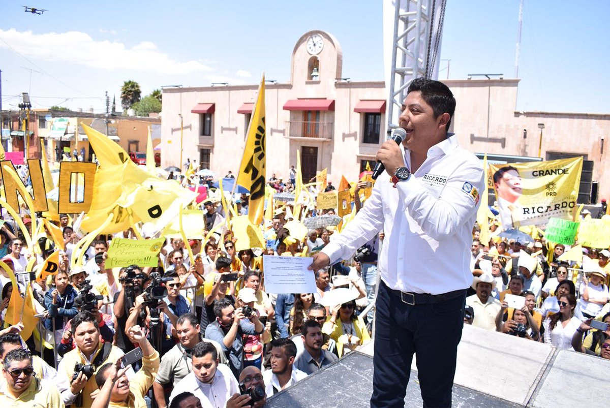 PRDSLPOficial's tweet photo. ENTREVISTA @RG_SLP 

“Nuestra campaña será de propuestas, de mucho trabajo, y ofreciendo soluciones a los problemas de la gente”, señaló hoy en entrevista Ricardo Gallardo Cardona, candidato a diputado federal

Leer más: https://t.co/hLbQpuZlQD

#PRD #SLP #PensemosEnGrande https://t.co/UunVCZwnVS