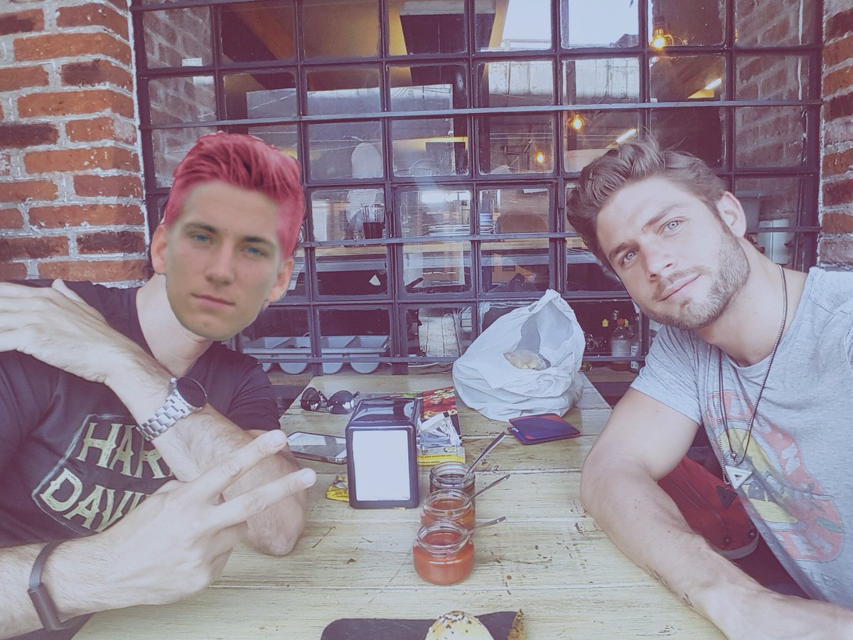 Pascua con el hermano! <a href="/Edenson_/">Страность💯👍😘</a> 
Comiendo xdd
Feliz Pascua!💙