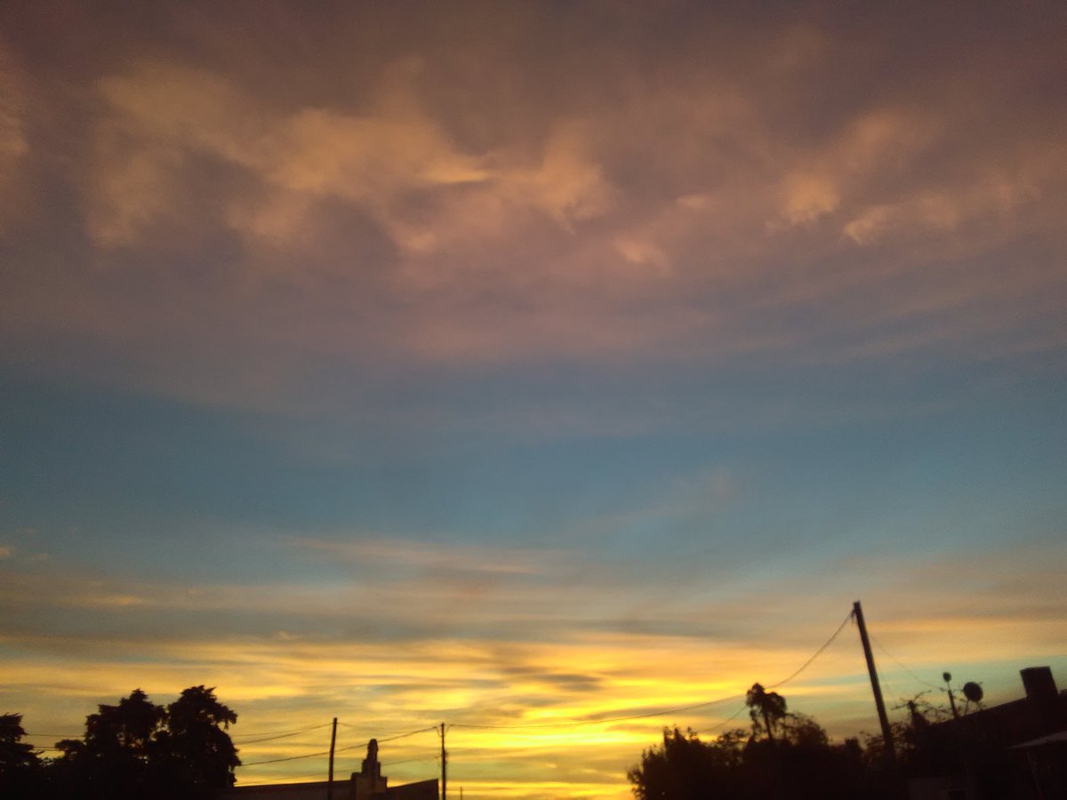 mooorenamia's tweet photo. #thebestsunset #Melo https://t.co/imuL5EVMX0