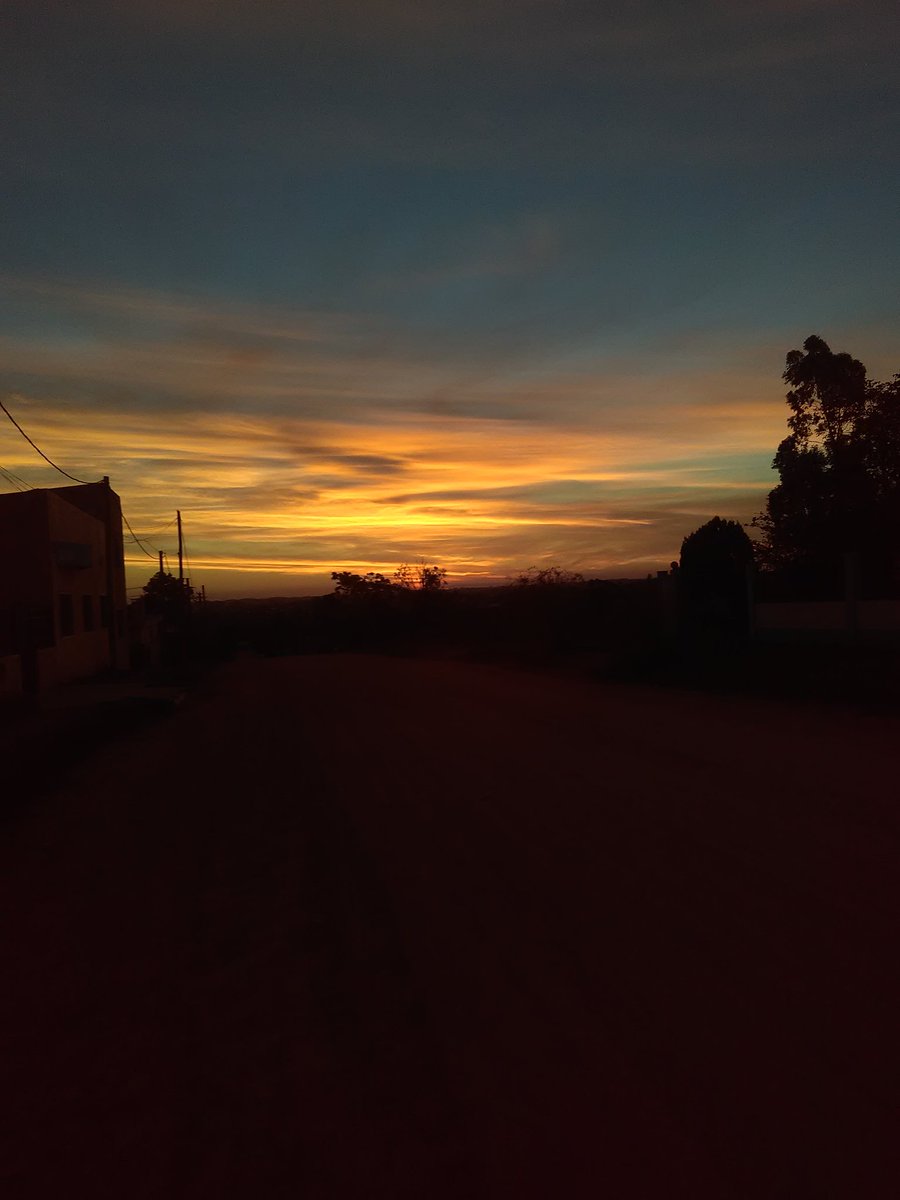 mooorenamia's tweet photo. #thebestsunset #Melo https://t.co/imuL5EVMX0