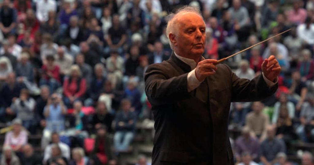 CBSNews's tweet image. Tonight on @60Minutes, celebrated conductor and distinguished concert pianist Daniel Barenboim tells Holly Williams about his second act: working with young musicians from Israel and the Muslim world. cbsn.ws/2GujBCJ