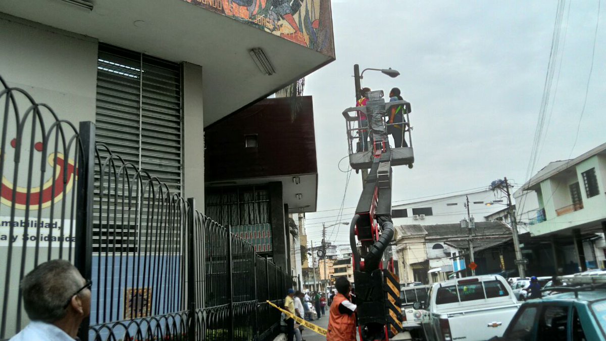 VAETAecuador's tweet photo. Elevador #PlatformBasket para inspección del mural en la Caja del Seguro IESS #Guayaquil https://t.co/pgMHvNgaNh